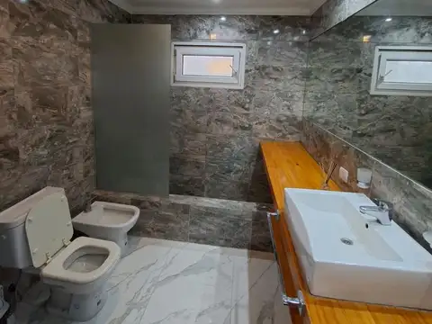 Casa en Alquiler con 4 cocheras