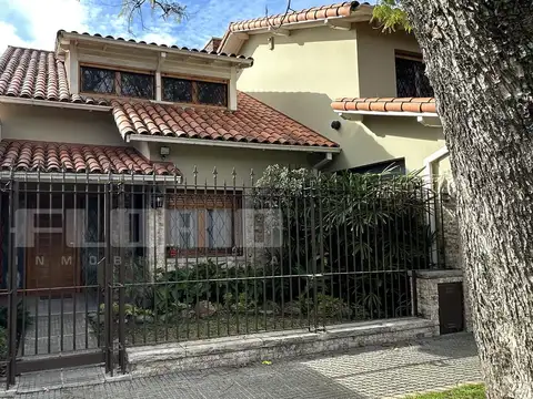 Casa en Venta de 6 Ambientes en Olivos con Jardín y Pileta