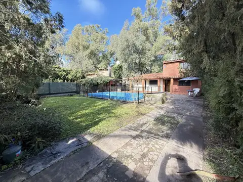 Casa con jardín en Pueblo Esther. Pileta, parrillero.