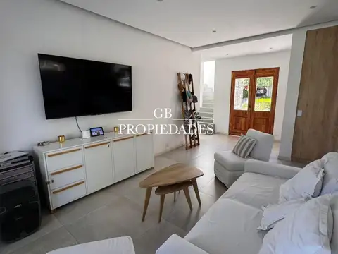 Casa en Alquiler con 2 cocheras