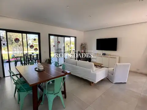 Casa 5 ambientes con 3 baños