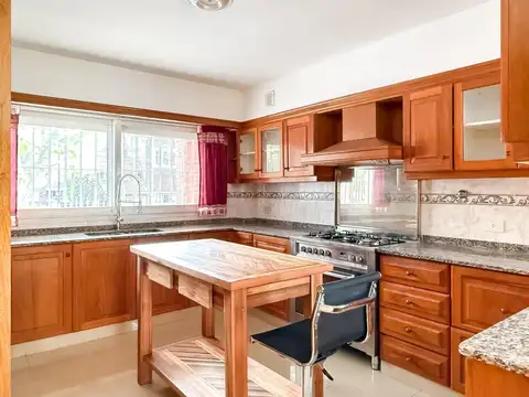 Casa en Alquiler con 2 cocheras