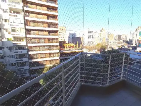 Departamento en Av Pellegrini al 1200. Con cochera. Balcon al frente. Facultades