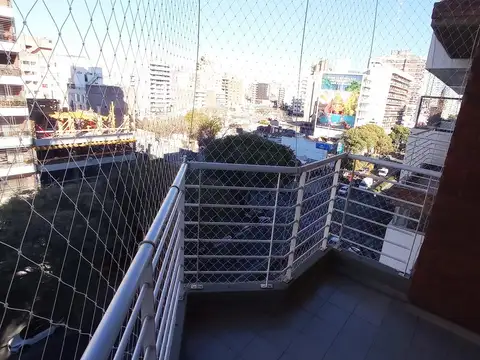 Departamento en Av Pellegrini al 1200. Con cochera. Balcon al frente. Facultades