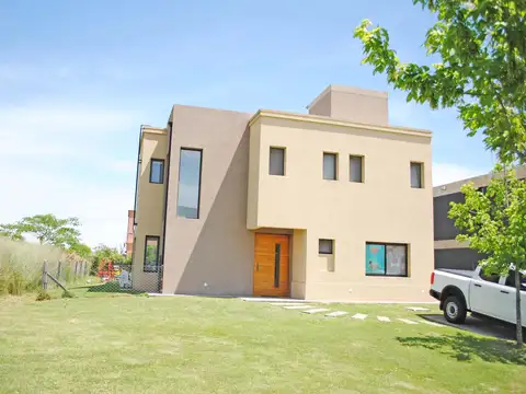 Lindisima casa con jardín en CUL-DE-SAC en el Barrio Araucarias - Puertos del Lago.