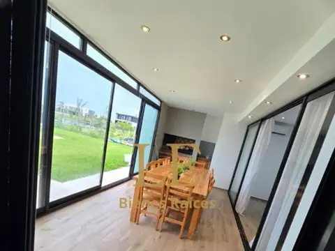 Casa en Venta con 4 cocheras