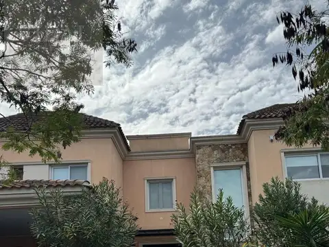 Casa 7 ambientes con 4 baños