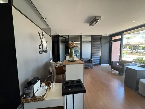 Peluqueria funcionando, con cesion fondo de comercio .-