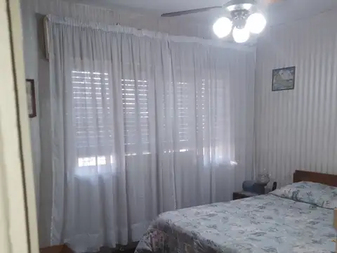 Chalet sobre Dinamarca  e Ing Brian  tres ambientes entrada de auto . Cerca colegio Emaus