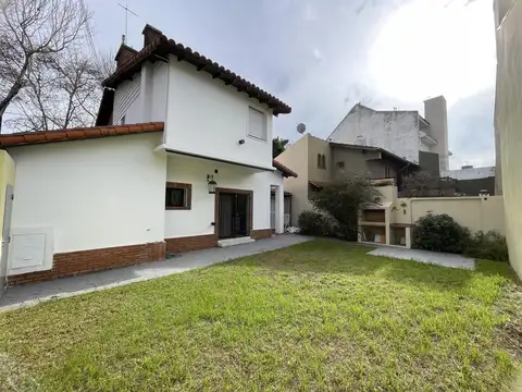 Casa en alquiler - Vicente López - 3 dormitorios - 2 baños - jardin