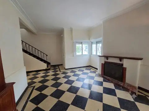 Casa en Alquiler con 2 cocheras