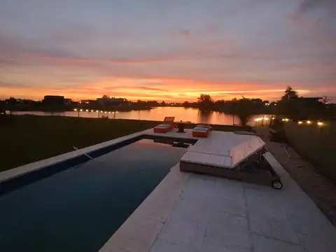 Venta de casa a la laguna con pileta - SAN SEBASTIAN