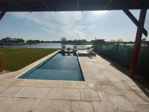 Venta de casa a la laguna con pileta - SAN SEBASTIAN