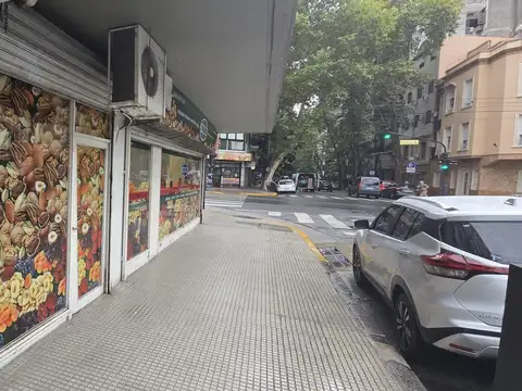 Local en Paraguay esq Anchorena. Barrio Norte