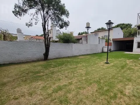 IMPERDIBLE CASA EN ENORME LOTE DE 414M2