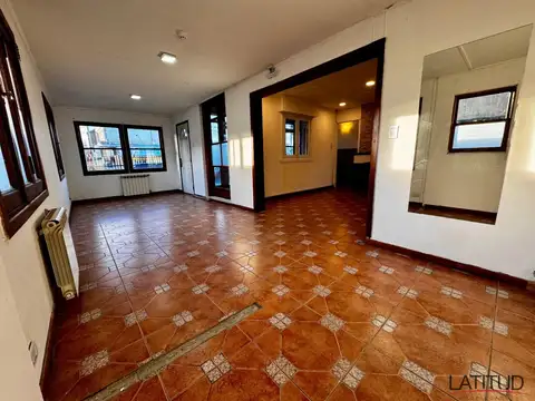 Amplia y luminosa casa en alquiler solo para uso comercial c/cochera descubierta