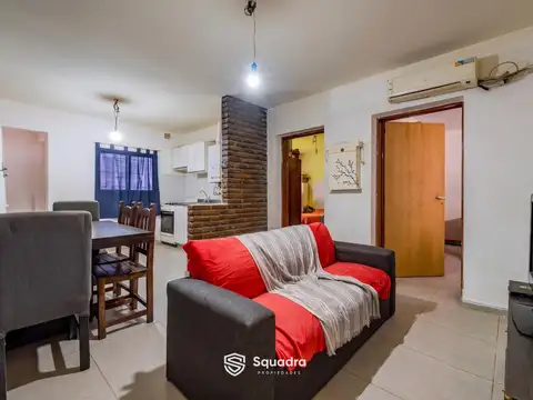 VENTA - Casa de pasillo en PH reciclado, 2 dormitorios, patio - Barrio Belgrano, Rosario.