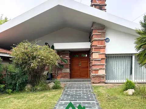 Casa en alquiler en Cerro de las Rosas – Ideal oficina comercial con cocheras propias