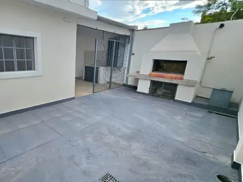 Casa en Alquiler con 1 cochera