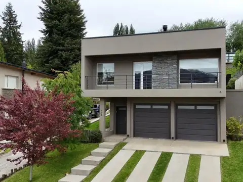 CASA EN VENTA EN ESQUEL 3 DORMITORIOS Y 2 GARAJE