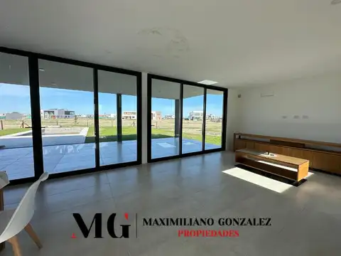 Casa en Alquiler con 4 cocheras