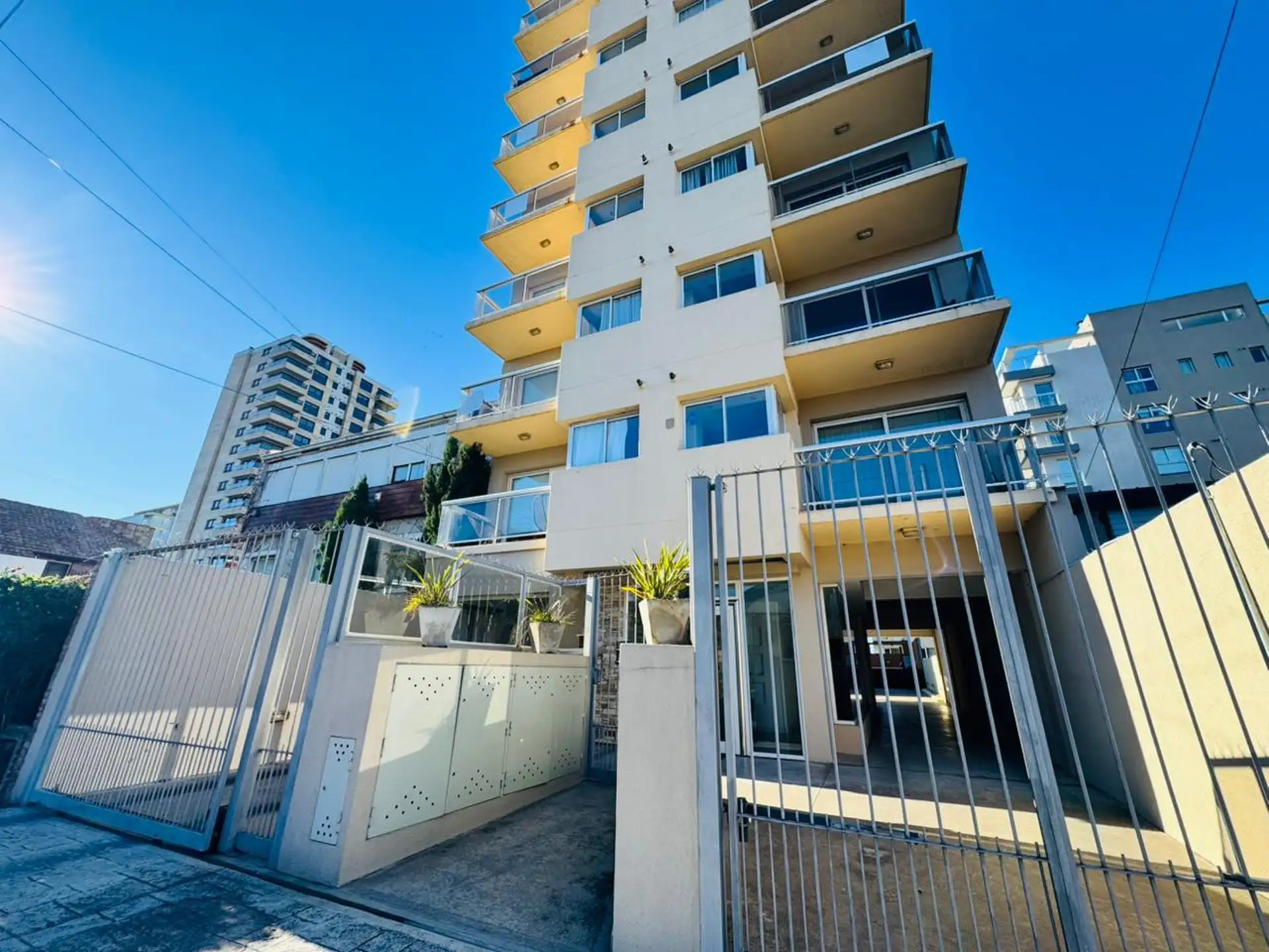 Departamento de tres ambientes con vista parcial al mar