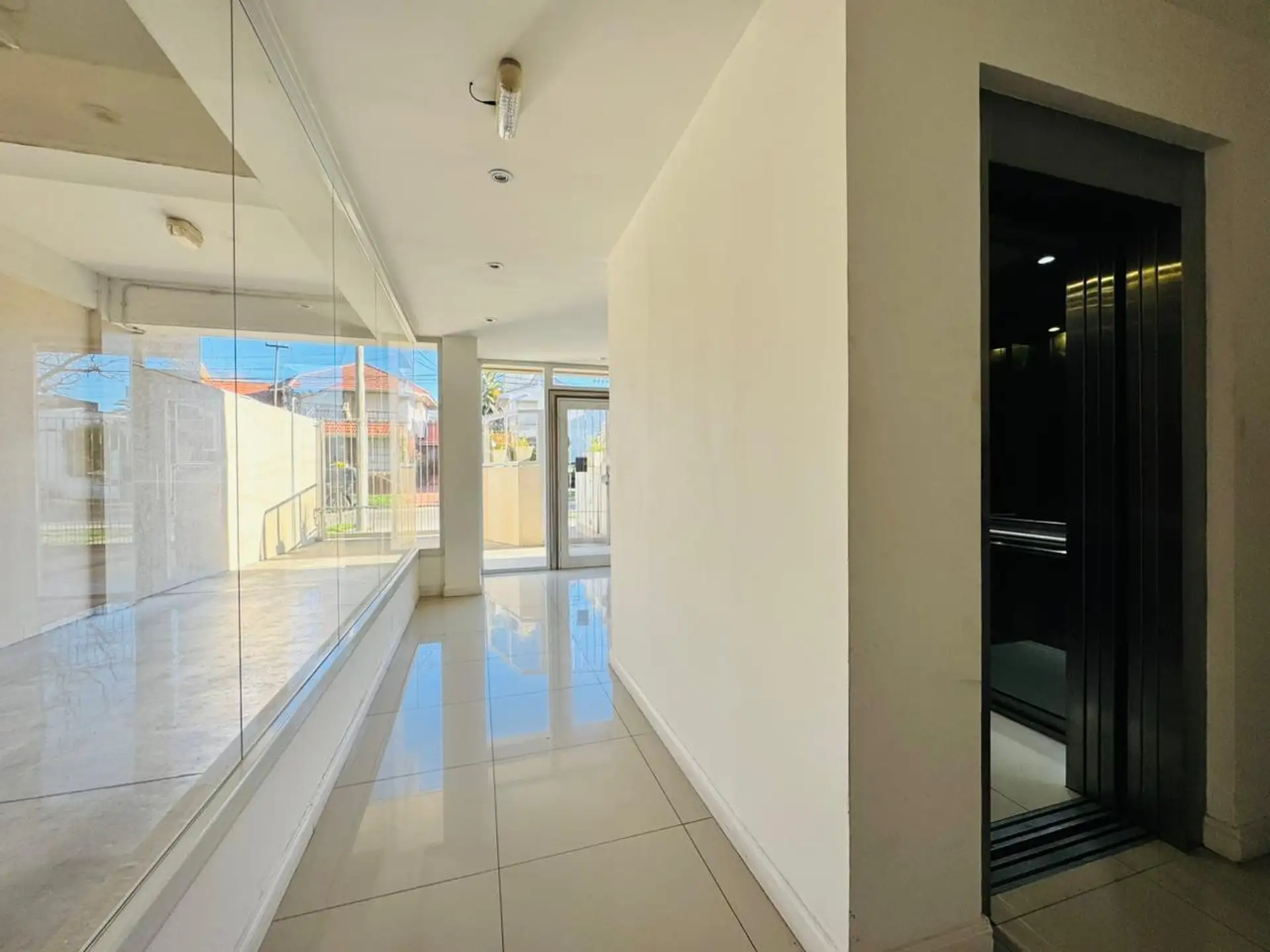 Departamento de tres ambientes con vista parcial al mar