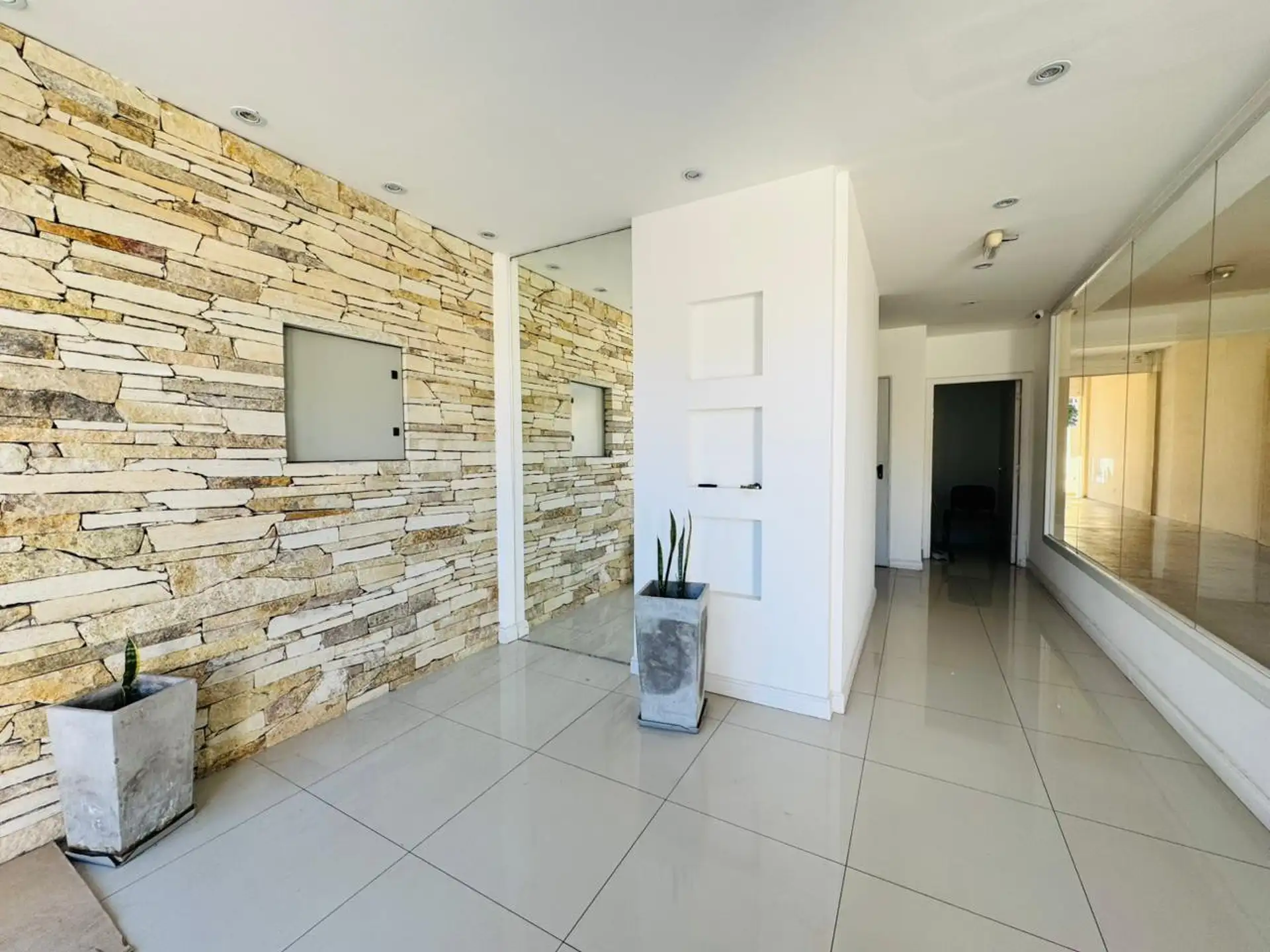 Departamento de tres ambientes con vista parcial al mar