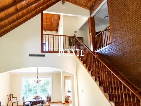Casa en Alquiler con 2 cocheras