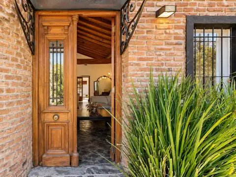 CASA EN VENTA 5 AMBIENTES CON PILETA BARRIO EL CAZADOR ESCOBAR