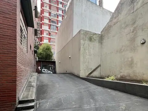 Alquiler, cochera, pleno Lanúsita. Techada en subsuelo