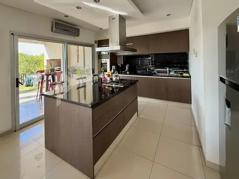 Casa en Alquiler Temporal con 2 cocheras