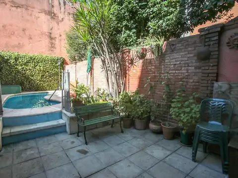 Casa- Triplex de 4 Dormitorios con Pileta, Jardín de Invierno y Cochera en 3 Plantas