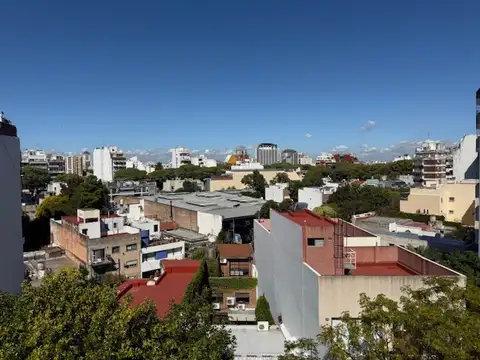 EXCELENTE GRAN AMBIENTE CON BALCON NUEVO, VISTA ABIERTA, PISCINA,  GIMNASIO, PARRILLAS, JACUZZI, SOLARIUM,S