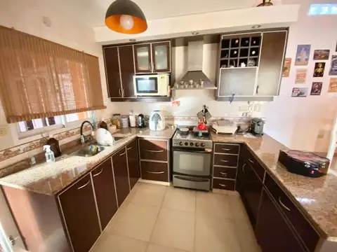 Casa 4 ambientes reciclada a nuevo en excelente ubicación