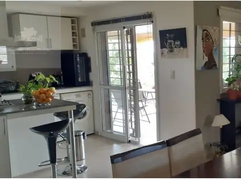 Casa 4 ambientes con 2 baños