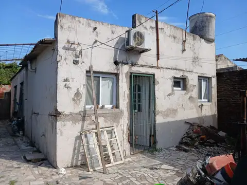 CASA EN VENTA A REFACCIONAR,EN MERLO NORTE