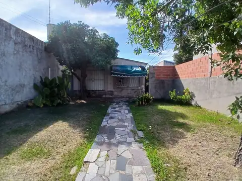 CASA EN VENTA A REFACCIONAR,EN MERLO NORTE