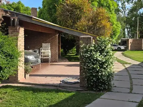 Casa 6 ambientes con 2 baños