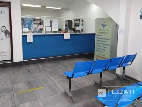 Z/ Plaza Mitre - 2 locales unificados - 5 privados- office- batería de baños.