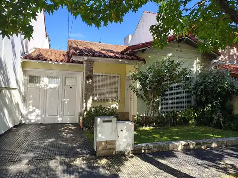 Casa en  1 planta de 4 ambientes con amplio jardin y Gran quincho 