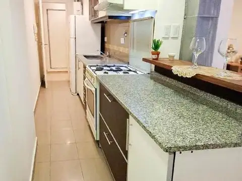 UN AMBIENTE DIVIDIDO CON PATIO CERRADO