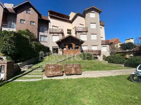 DEPARTAMENTO 2 AMBIENTES, PLANTA BAJA, COCHERA, PILETA Y QUINCHO. 