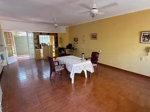 SE VENDE CASA INTERNA CON PATIO Y COCHERA
