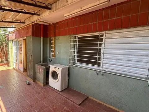 SE VENDE CASA INTERNA CON PATIO Y COCHERA