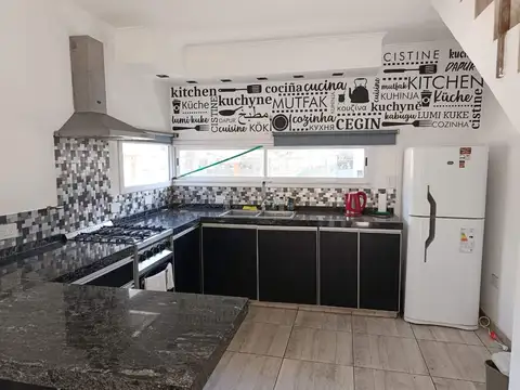 Casa 4 ambientes con 2 baños