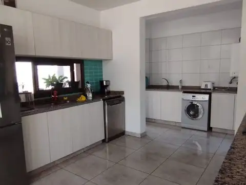Casa 6 ambientes con 2 baños