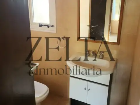 Casa en Alquiler con 1 cochera