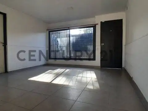 VENTA CASA 4 AMB CON GARAJE Y PATIO PILAR CENTRO