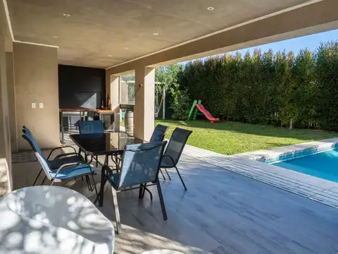 Casa 5 ambientes con 3 baños